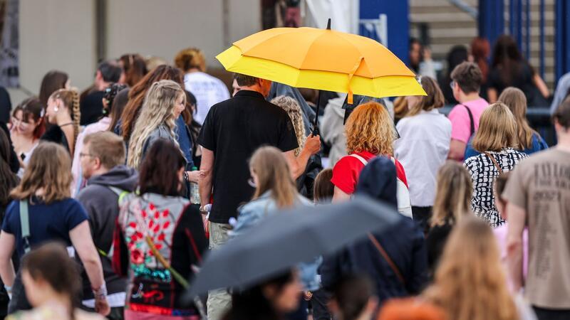 In ihren Konzertoutfits trotzden die Fans auch dem Regen.