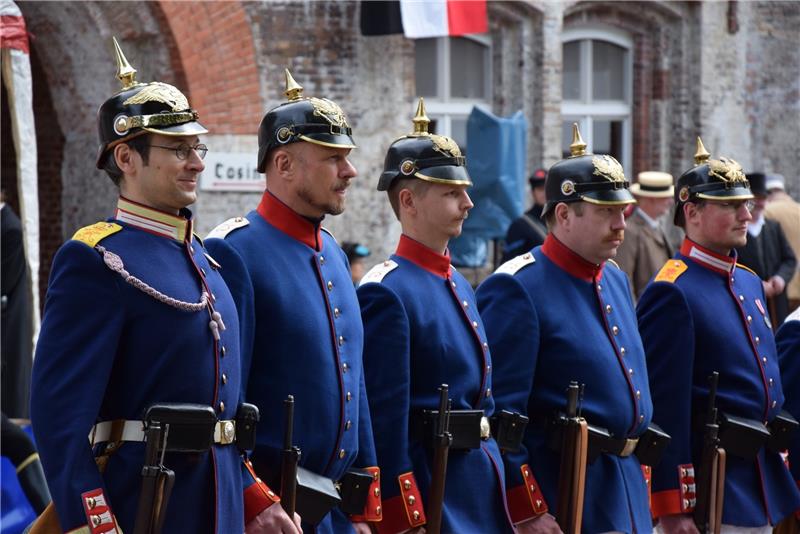 In ihren blauen Uniformen übt die preußische Infanterie eine Parade. Dass dabei noch nicht jeder Schritt sitzt, wird bei den Festungstagen in Grauerort zur Nebensache.
