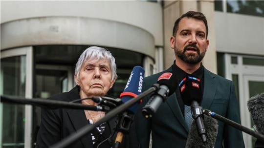 In ihrer Klage fordert die Kundin Rita M. - hier neben ihrem Anwalt Daniel Kuhlmann - von dem Geldinstitut Schadenersatz. 