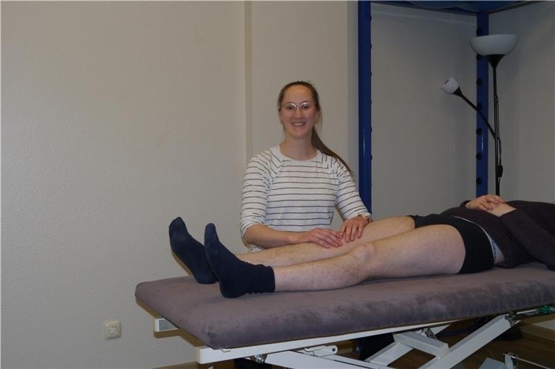In ihrer Praxis behandelt Physiotherapeutin Dörte Schiffmann auch in der Krise die leidgeplagten Patienten. Foto: Reineke