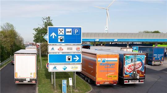 In ihrer Verzweiflung wählte eine 46-jährige Belgierin an einer Autobahnraststätte im Stader Nachbarkreis den Notruf (Symbolbild).