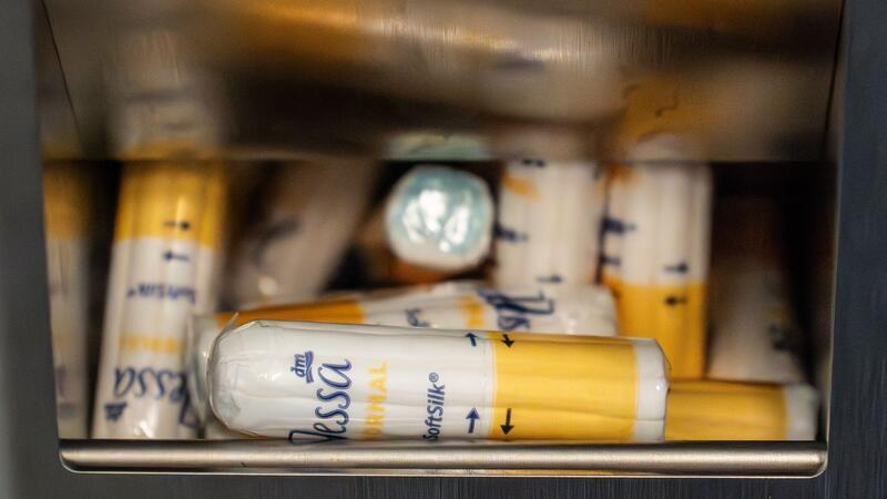 Kostenlose Binden und Tampons in Lüneburgs Schulen In immer mehr Schulen in Niedersachsen werden kostenlose Periodenartikel aus Spendern angeboten. (Symbolbild)