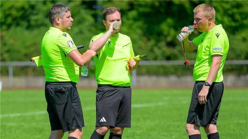 Hitzeschlachten beim Kreispokal - Spannung und Drama in den Finals In jedem Spiel gab es mindestens zwei Trinkpausen, hinzu kamen drei Elfmeterschießen - so verzögerte sich der Ablauf stetig wachsend nach hinten. Das Finale endete genau eine Stunde später um 21.45 Uhr.