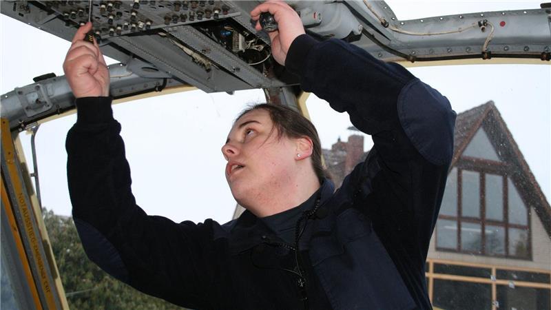 In jeder freien Minute schraubt die 29-Jährige an dem Hubschrauber.
