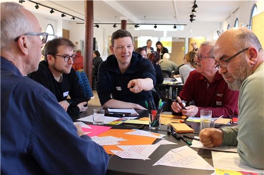 In kleinen Gruppen diskutierten die Teilnehmer des Workshops zu „Buxtehude 2035“ ihre Ideen für die Zukunft. Foto: Frank