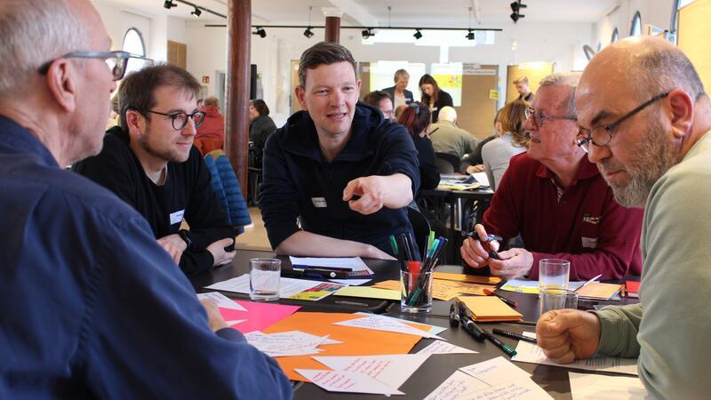 Buxtehuder Stadtforum: Hier dürfen die Bürger mitreden und mitbestimmen In kleinen Gruppen diskutierten die Teilnehmer des Workshops zu „Buxtehude 2035“ ihre Ideen für die Zukunft.