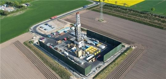 Bohrturm auf der Geest sorgt für Aufsehen In kurzer Zeit hat die Dow an der Harsefelder Straße eine Baustelle errichtet, die einem kleinen Dorf gleicht. Hier wird die Grundlage für die Arbeit in Stade-Bützfleth geschaffen. Fotos: Ahrens