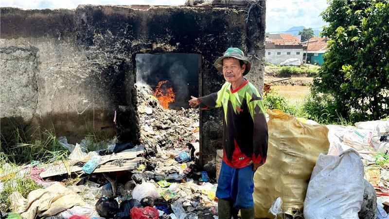 Ein Meer aus Müll: Unterwegs am „dreckigsten Fluss der Welt“ In ländlichen Gebieten Südostasiens gibt es kaum Müllabfuhr oder Recycling. Viele Anwohner verbrennen den Müll selbst in kleinen Verschlägen.