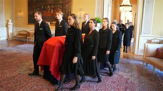 In langsamen Schritten begleitete die Familie den Sarg von Harald V.