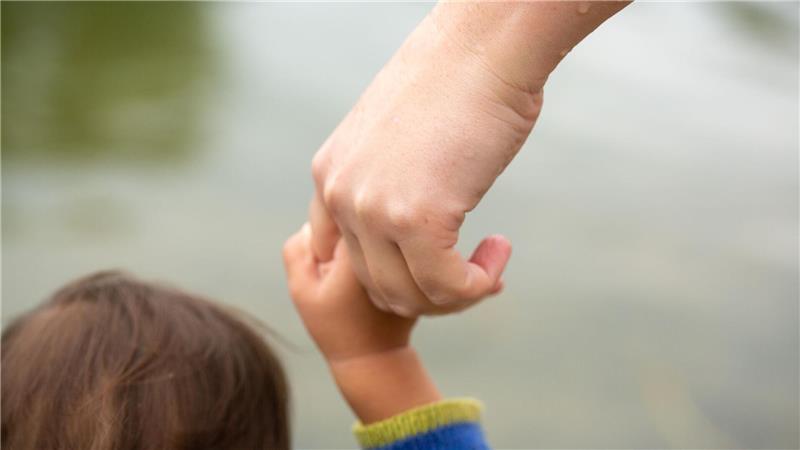 Justizministerin für Co-Mutterschaft - Union ist skeptisch In lesbischen Beziehungen muss die Partnerin der Frau, die das Kind zur Welt bringt, ein Adoptionsverfahren betreiben, um rechtlicher Elternteil zu werden. (Symbolbild)