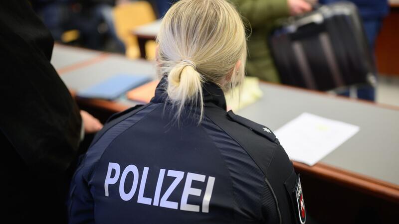 In letzter Sekunde akzeptieren zwei Schützen die Strafbefehle - nachdem sie eine Polizistin gegen ihren Willen beim Schützenfest in Hannover geküsst haben.