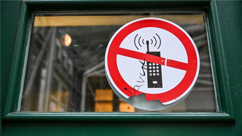 In manchen Schulen sind Handys bereits verboten. (Archivbild)