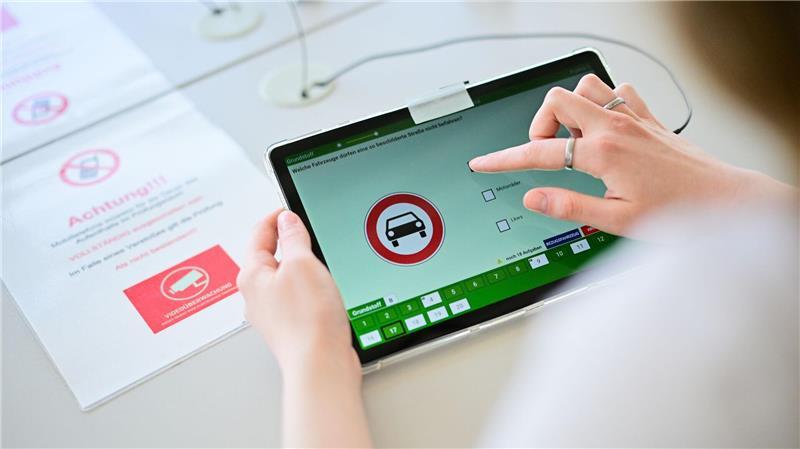 In mehr als jedem dritten Fall kamen Gadgets wie etwa Mini-Kameras oder kleine Ohrhörer zum Einsatz. (Symbolbild)