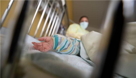 In mehreren Bundesländern, darunter Niedersachsen, geraten Kinderkliniken schon an ihr Limit. Foto: Marijan Murat/dpa