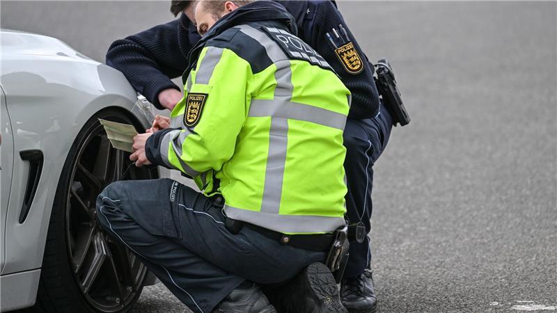 In mehreren Bundesländern will die Polizei am Karfreitag wieder verstärkt auf Straßen kontrollieren. (Archivbild)