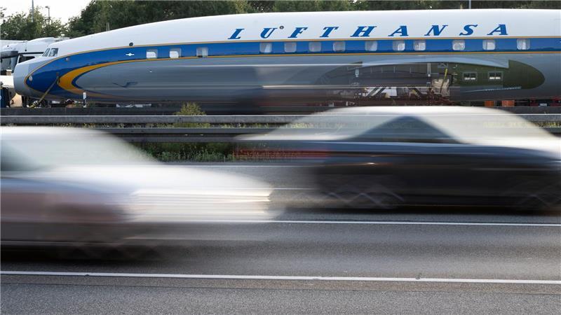 In mehreren Schwertransporten wird das historische Flugzeug nach Frankfurt gebracht. 