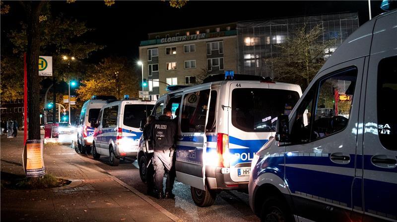 In mehreren Stadtteilen, unter anderem in Harburg, zeigte die Polizei in der Halloween-Nacht verstärkt Präsenz.