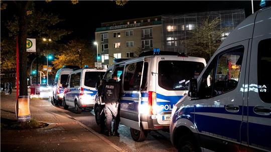 In mehreren Stadtteilen, unter anderem in Harburg, zeigte die Polizei in der Halloween-Nacht verstärkt Präsenz.