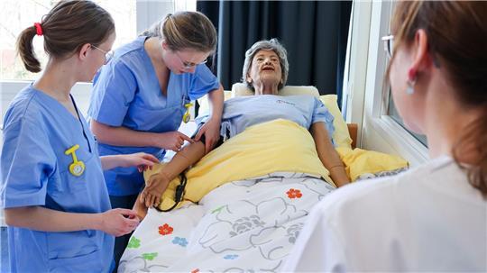 In realitätsnahen Simulationen trainieren Studierende komplexe Versorgungssituationen.