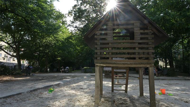 Bäume statt Beton - wie Spielplätze hitzefest werden In schattigen Spielhütten lässt es sich auch bei Hitze aushalten.