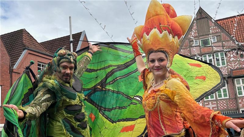 In schillernden Kostümen hüllt der Walking Act Schmetterlingselfen das Altstadtfest in einen poetischen Farbenrausch.