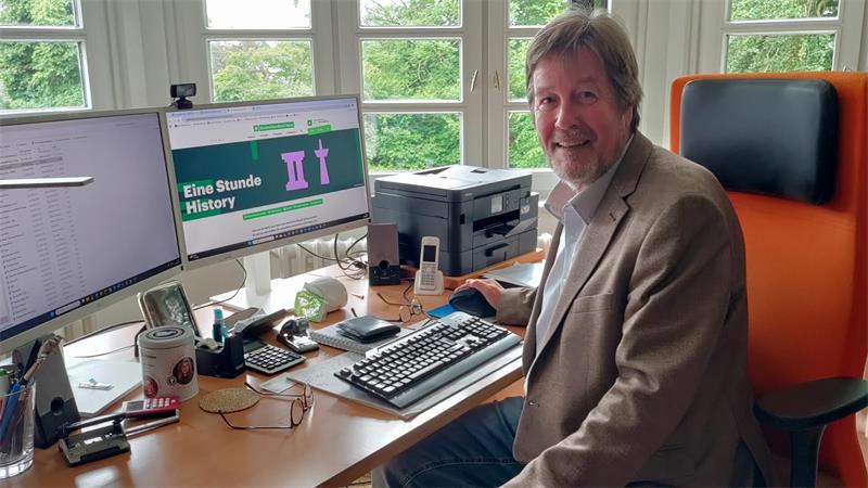 „Eine Stunde History“: Erfolgspodcast erzählt Geschichte in über 500 Folgen In seinem Arbeitszimmer im Obergeschoss mit Gartenblick recherchiert Matthias von Hellfeld für seinen Podcast „Eine Stunde History“.