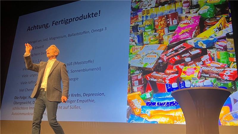 In seinem Element: Dr. Matthias Riedl während seines Vortrags im Stadeum. Ein Tipp: Vorsicht mit Fertigprodukten.