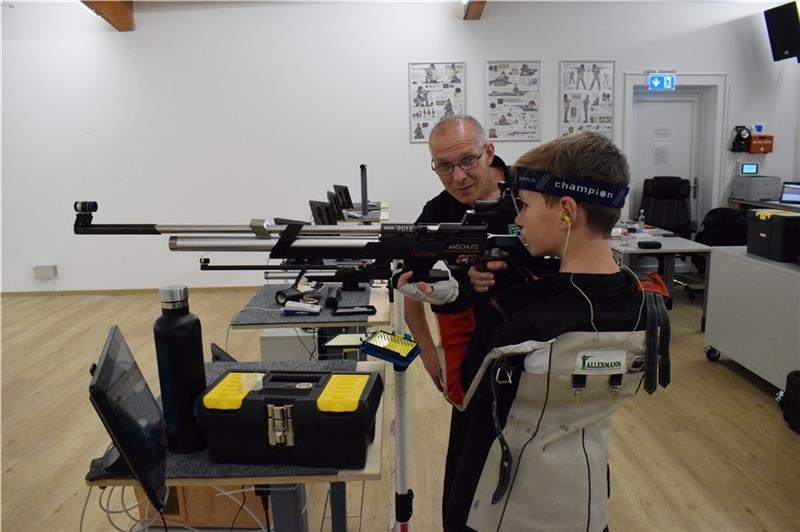 Ralf Richter ist ein echter Vollblut-Schütze In seinem Element: Ralf Richter beim Training mit dem Sportschützen-Nachwuchs des SV Altkloster. Foto: Möller