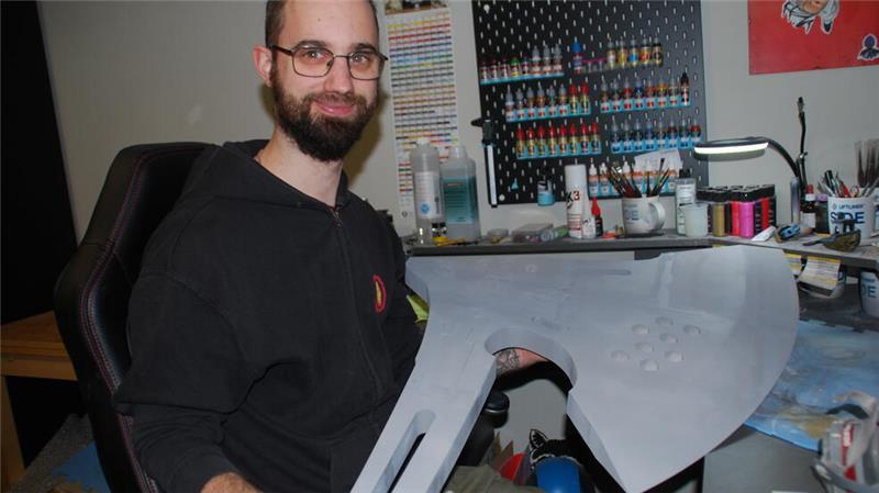 Drachenkopf aus dem 3D-Drucker: Apenser macht Hobby zum Nebenjob In seinem Hobbyraum in Apensen fertigt Jan Niclas Venske diverses Zubehör für Superhelden.