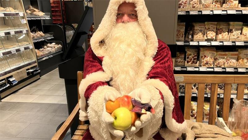 In seinem Jutesack hat der Weihnachtsmann immer ein paar „Bonschen“ und Obst für die Kleinen dabei.