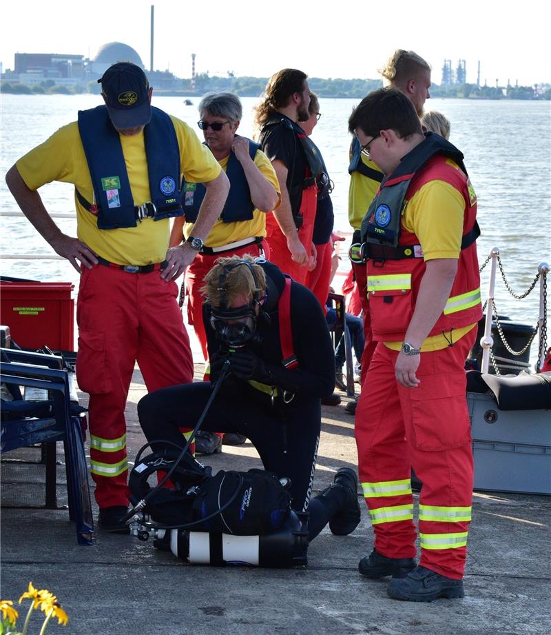 Zwei Erntehelfer in der Elbe vermisst In seinem Neoprenanzug steigt der Taucher ins kalte Elbwasser.