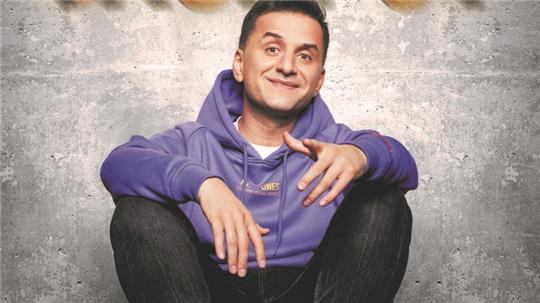 In seinem Programm "Jackpot" hinterfragt Özcan Cosar das Thema Glück.