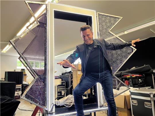 In seinem Studio in Drochtersen bereitet sich Zauberkünstler Jorgos gemeinsam mit seinem Team auf den Auftritt im Stadeum vor. Foto: Buchmann