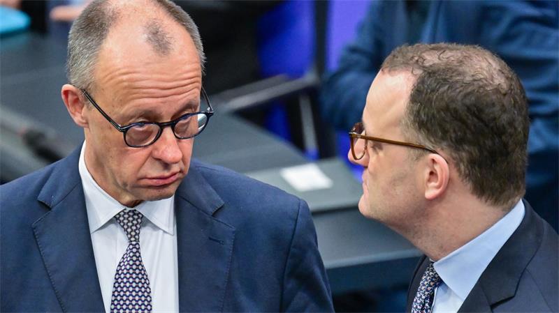 Familie statt Fraktion: Abrupter Sturz eines Aufsteigers In seiner Funktion als CDU-Chef hatte Bundeskanzler Friedrich Merz Spahn zum Rückzug aufgefordert. (Archivbild)