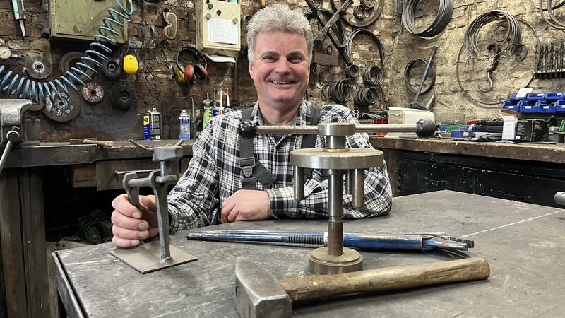 Dieser Nottensdorfer brennt für seine Handwerkskunst In seiner Lehrzeit schmiedete Olaf Bremer einige Stücke auch ganz klassisch mit dem Schmiedehammer am offenen Feuer.