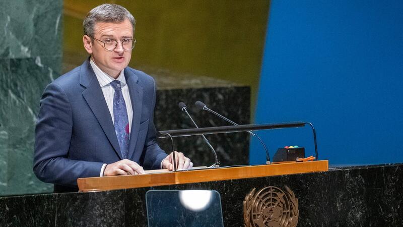 In seiner Rede spricht der ukrainische Außenminister Dmytro Kuleba über 200 erfolglose Runden an Friedensverhandlungen.