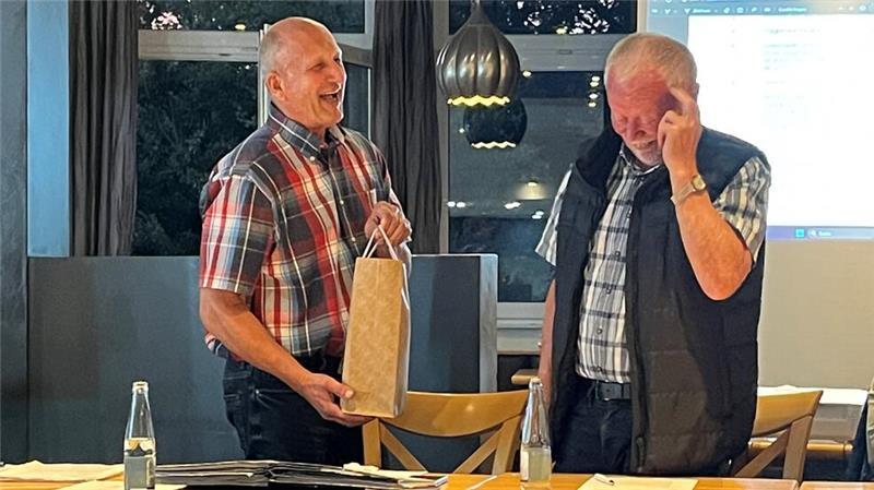 In seiner letzten Samtgemeinderatssitzung überraschten die Ratsmitglieder den scheidenden Vorsitzenden mit kleinen Danksagungen.