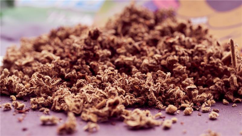 Stärker als Heroin: So gefährlich sind Forschungschemikalien In sogenannte Kräutermischungen sind oft synthetische Cannabinoide enthalten, die auch tödlich wirken können.