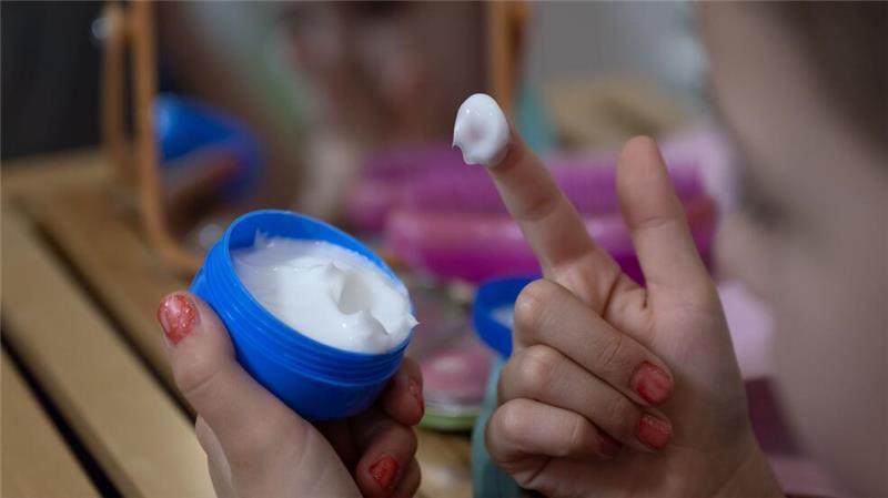 Tiktok-Kosmetik-Trends bei Kindern – Schadet das der jungen Haut? In sozialen Medien sind geschönte Gesichter ständig präsent. Schon Kinder bekommen dadurch das Gefühl, etwas für ihre Haut tun zu müssen. (Illustration)