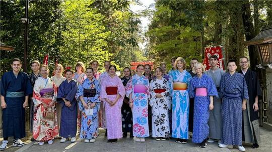 In traditioneller Kleidung: Die Stader Schüler im Tempel in Sendai.
