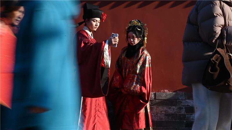 In traditioneller Kleidung vor dem Trommelturm in Peking. Chinesische Bräuche sind im Netz aktuell angesagt. 
