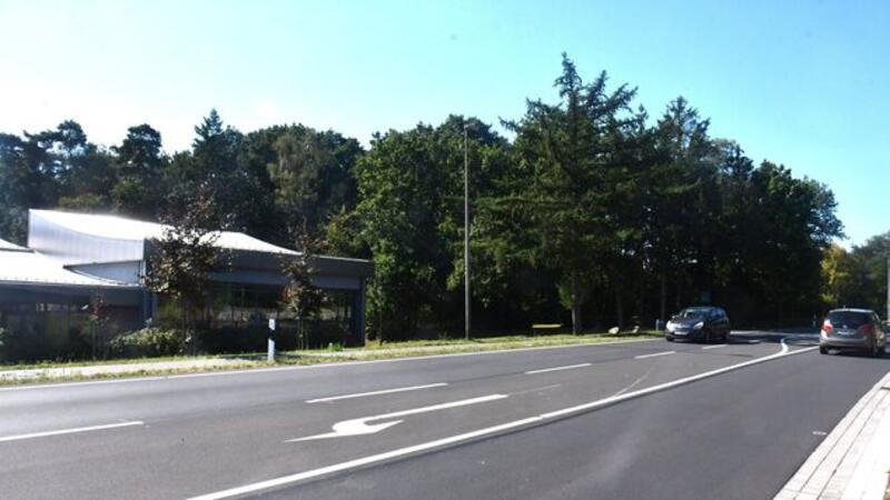 In unmittelbarer Nähe zum Hemmoorer Schwimmbad „Ostewelle“ und an der innerörtlichen Bundesstraße 495 liegt das Areal, auf dem McDonald’s eine Filiale bauen will.