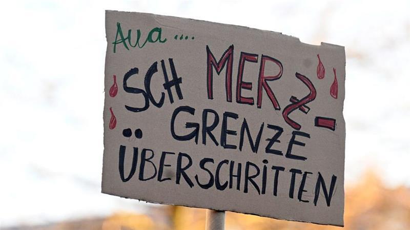 In verschiedenen Städten demonstrieren Menschen gegen eine Zusammenarbeit der Union mit der AfD. 
