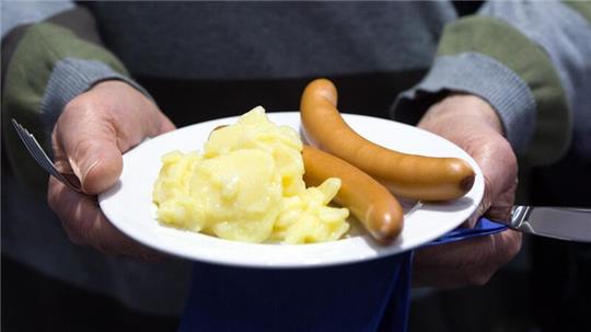 In vielen Familien gibt es in den kommenden Tagen wieder Kartoffelsalat und dazu Würstchen.