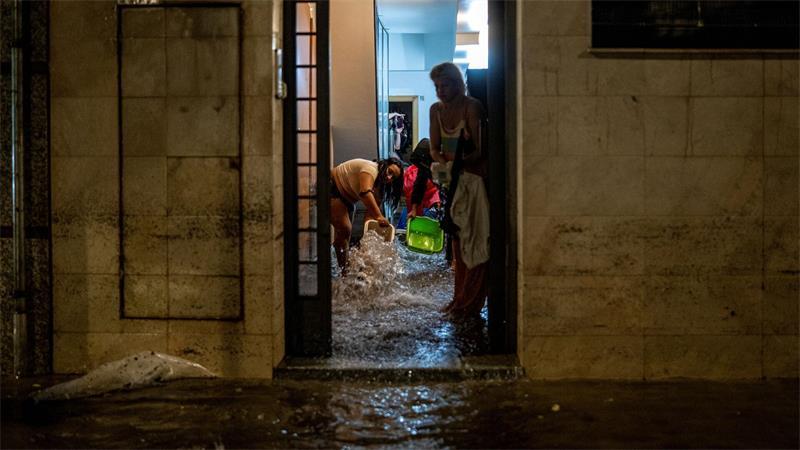Mindestens drei Tote bei schweren Unwettern in Spanien In vielen Gemeinden liefen nicht nur Keller und Tiefgaragen voll, sondern auch Erdgeschosse.