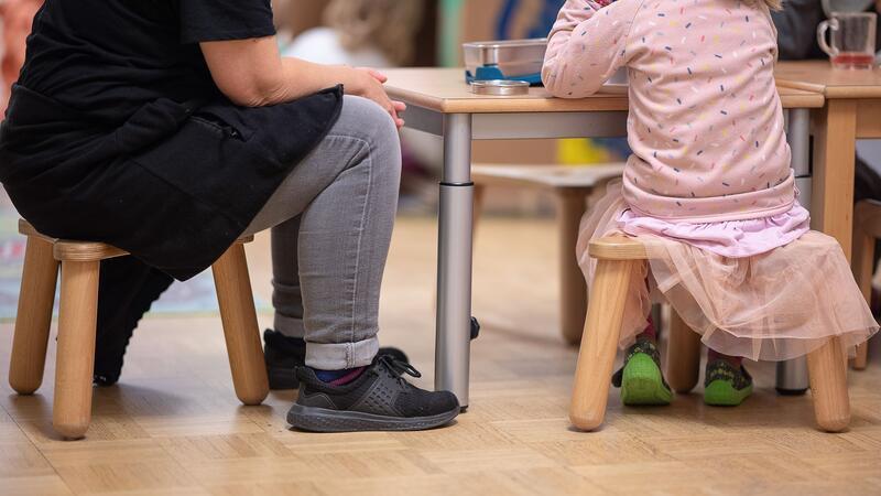 In vielen Kindergärten in Niedersachsen fehlen Fachkräfte. (Archivbild)