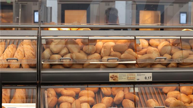 In vielen Lebensmittelmärkten gibt es Backshops, die ihre Auslagen den ganzen Tag über immer wieder mit frischen Brötchen &amp; Co. befüllen. Foto: Fischer