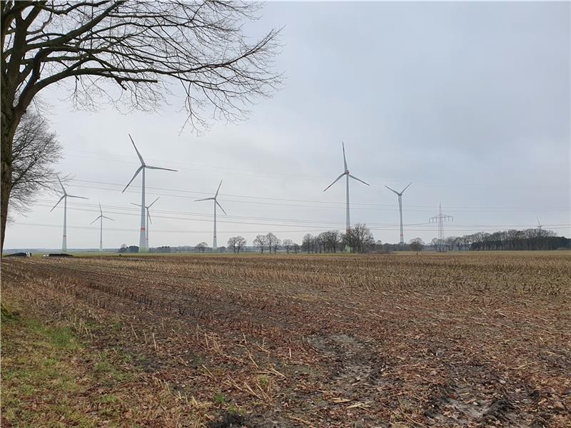In vielen Ortschaften der Gemeinde Ahlerstedt dominieren Windkraftanlagen das Landschaftsbild. Foto: Beneke