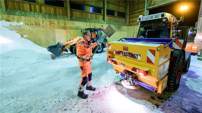 In vielen Regionen rückte bereits früh der Winterdienst aus.