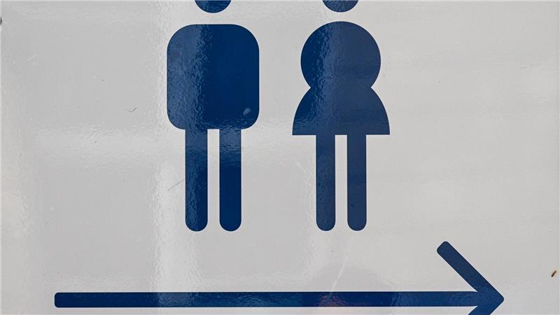 In vielen Schulen sind die Toiletten verschmutzt, beschädigt und unhygienisch - was viele Kinder davon abhält, sie zu benutzen.